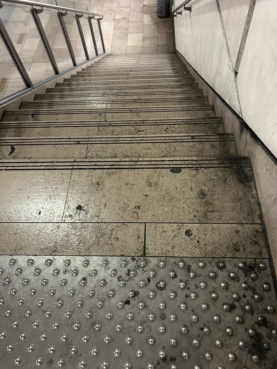 Notre ville est de plus en plus sale, pas pdt quelques jours, tout le temps!
Laisser les Marseillais•es vivre dans cette situation est inacceptable.
La propreté est une compétence de la métropole!

➡️ La saleté, le manque de transports: c’est ça le vrai bilan de cette métropole.