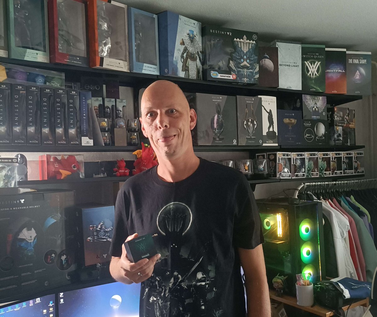 The Savathûn Music Box is an extremely rare, real-wood and metal collectible sent by Bungie to select media and content creators in August 2021 as a marketing teaser for the 2021 Destiny Showcase event and the upcoming The Witch Queen expansion.

AND I GOT ONE 😇
#d2creator