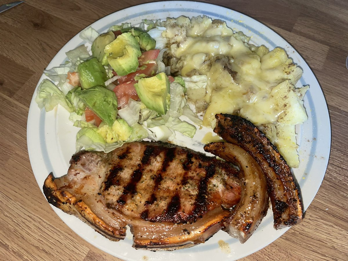 TjoLoLo7's tweet photo. Tonight’s Braai 

Jacket potato with melted cheese

Avocado, Tomato and Lettuce salad

Pork Tjop

#LekkerBraai
#LekkerKos https://t.co/PRSszupsQU