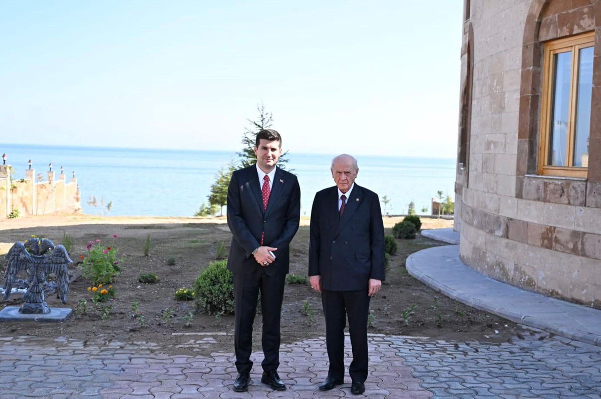 📍Ahlat - Devlet Bey Konağı 

Taarruz ve zafer günümüz mübarek olsun.
Vatanımız sonsuza kadar var olsun.

Liderimiz Sayın Devlet Bahçeli