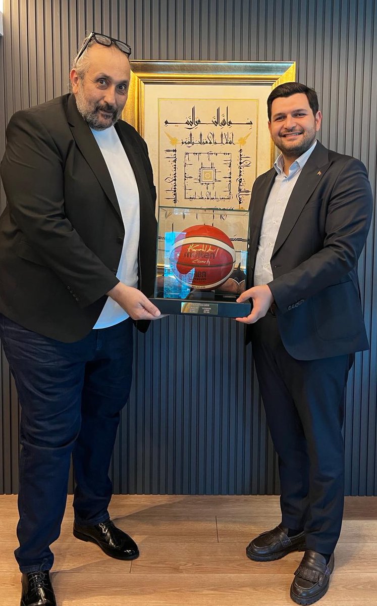 FurkanAkbal's tweet photo. Galatasaray Tekerlekli Sandalye Basketbol Takımımızın efsane koçu @sedatincesu hocamı ağırladık.

Ziyaretinden mutluluk duydum. Çifte kupalı şampiyonluğumuzu temsil eden zarif hediyesi için teşekkür ederim. Bu güzel jestiyle, Galatasaray ailesinin ne kadar güçlü bir bağla birbirine bağlı olduğunu bir kez daha hatırlattı 💛❤️

Sedat Hocama İtalya serüveninde başarılar diliyorum. Kendisinin izinden giden Engelsiz Aslanlarımız, bugün de aynı azim ve kararlılıkla yoluna devam ediyor