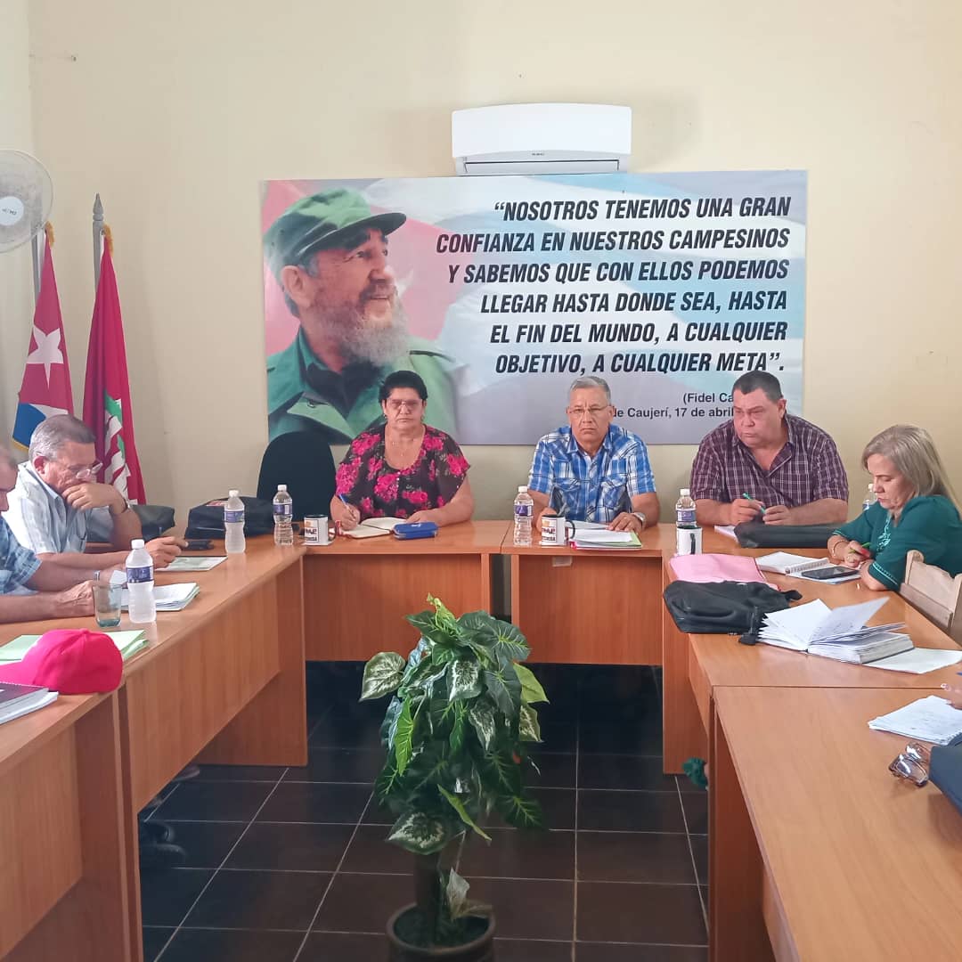 Hoy acompañamos a <a href="/FelixDuarteOrte/">Félix Duartes Ortega</a> Presidente Nacional de  la ANAP en intercambio con presidentes de los municipios para evaluar funcionamiento de la organización.
#ArtemisaJuntosSomosMás 
#CubaEstáFirme 
<a href="/DiazCanelB/">Miguel Díaz-Canel Bermúdez</a> 
<a href="/DrRobertoMOjeda/">Dr. Roberto Morales Ojeda</a> 
<a href="/PartidoPCC/">Partido Comunista de Cuba</a>