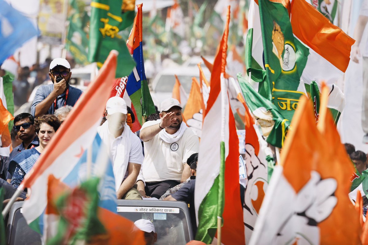 socialistnay's tweet photo. ये #VoterAdhikarYatra यात्रा, सिर्फ़ एक यात्रा मात्र नहीं है, लहर नहीं है, बल्कि ये ललकार है। 

@yadavtejashwi के साथ पूरा देश खड़ा है।

#tejaswiyadav #RahulGandhi https://t.co/lSn74pkrMR