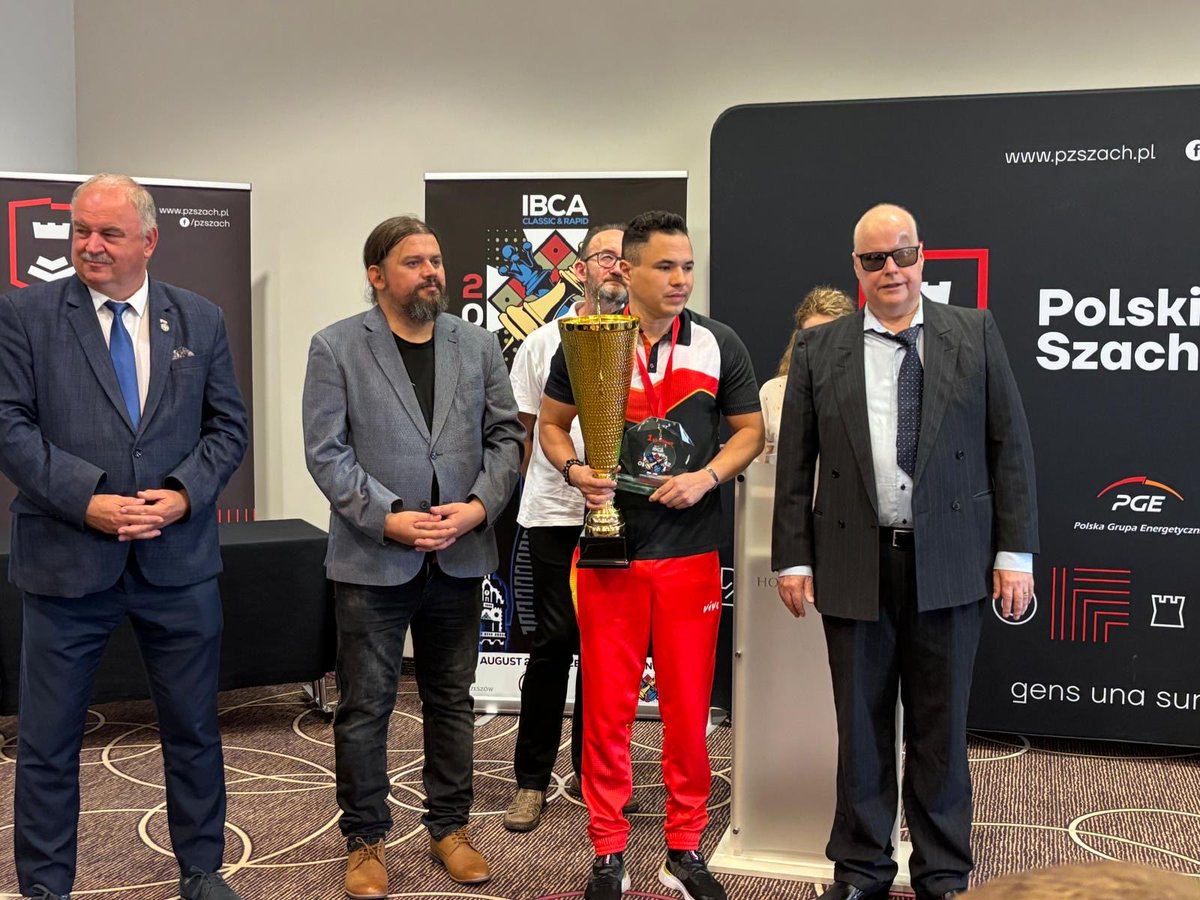 El flamante campeón mundial de ciegos y discapacitados  visuales Daniel Pulvett concedió en 2023 a la Federación Española de ajedrez esta entrevista durante el campeonato de España individual absoluto en Marbella:
 youtu.be/l9hHfj0WCGE