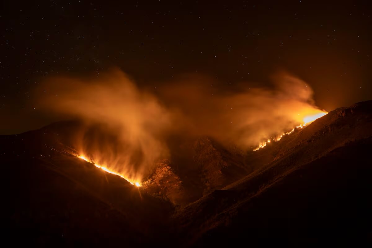 🇪🇸 | La Junta de Castilla y León, gobernada por el PP, da el visto bueno ambiental a extraer 342.000 toneladas de cuarcita en Oencia, uno de los territorios arrasados por el fuego.