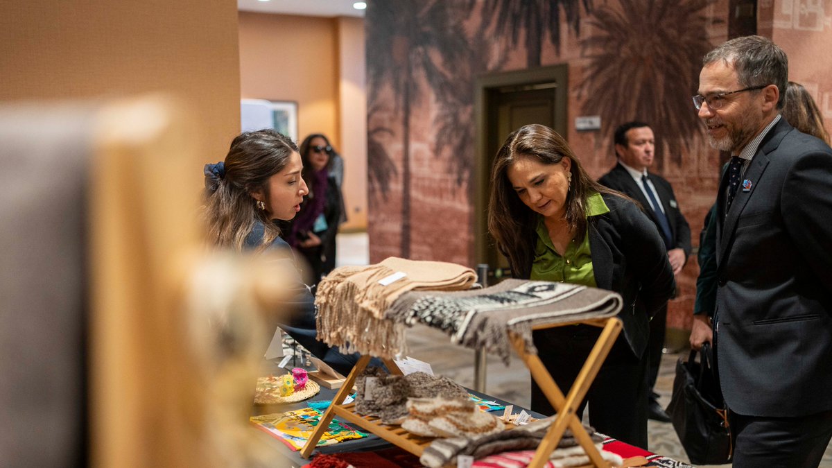 Minrel_Chile's tweet photo. La ministra (s) Gloria de la Fuente participó de la inauguración de #Enexpro 2025. El evento, organizado por @ProChile, fue encabezado por el Presidente Gabriel Boric, dando inicio a las actividades que contarán con la presencia de autoridades, gremios y empresas exportadoras. https://t.co/ZrrLP8Cy4E