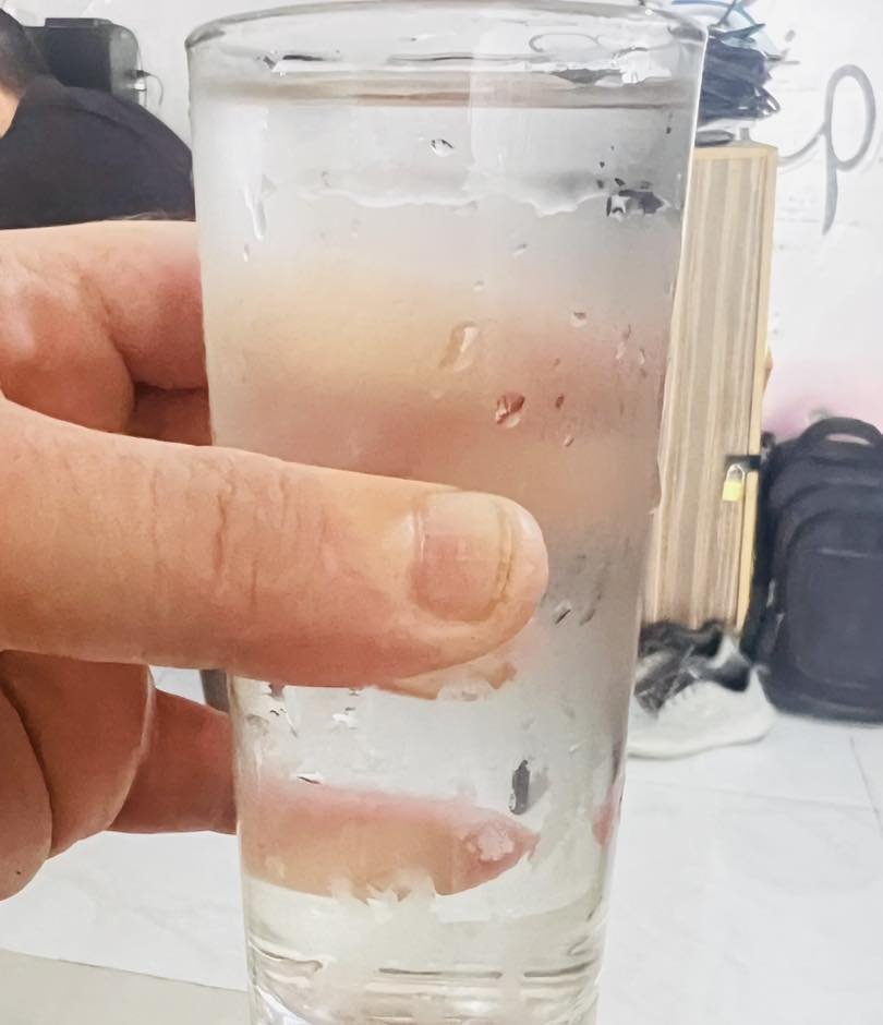 كاسة المياه الباردة هذه نعمة كبيرة

كل أهل غزة يتمنوها

بتمنوا يشروا مياه باردة - مياه نظيفة وكاسة نظيفة