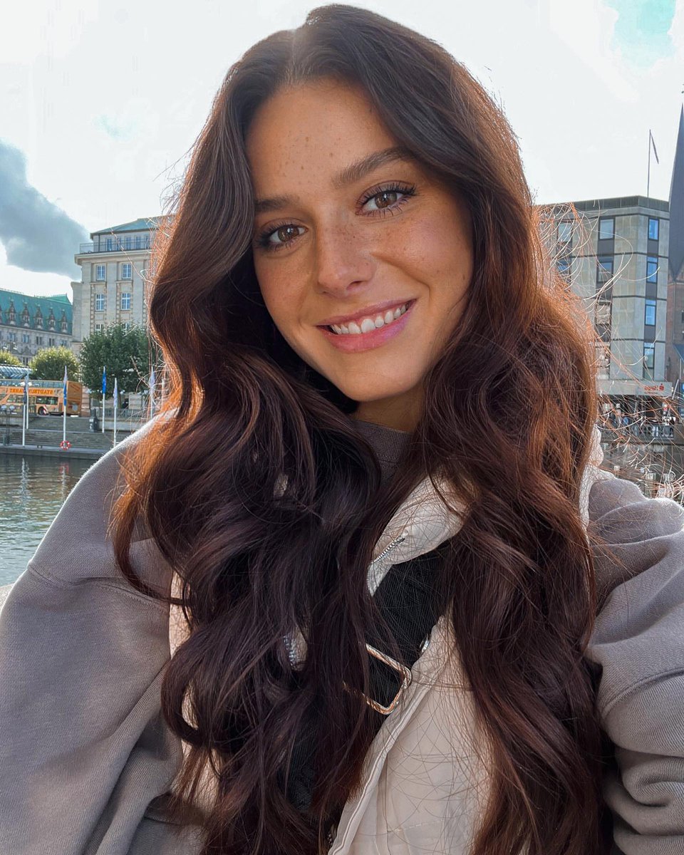 LauraHandle tweet picture