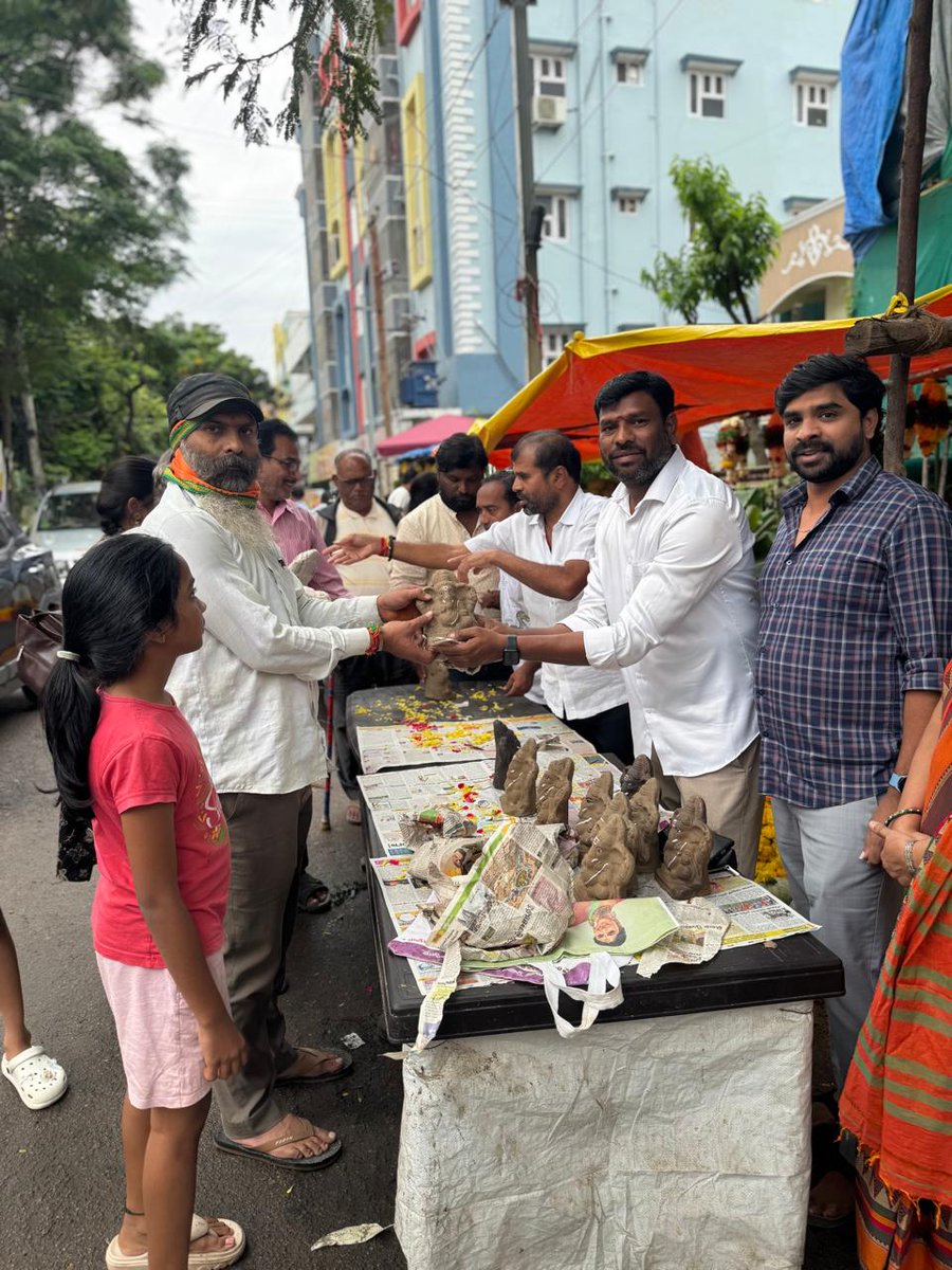 aerupula123's tweet photo. పర్యావరణాన్ని పరిరక్షించడం లక్ష్యంగా మట్టి గణపతి విగ్రహాల ఉచితంగా పంపిణీ. @ManaManikonda @PrakashGoudMLA @DrRanjithReddy https://t.co/pnuEAGmr8J