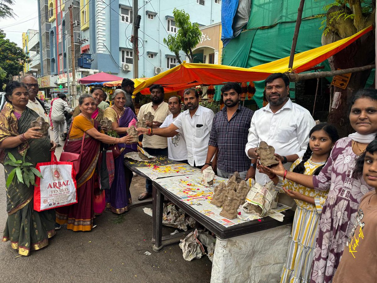 aerupula123's tweet photo. పర్యావరణాన్ని పరిరక్షించడం లక్ష్యంగా మట్టి గణపతి విగ్రహాల ఉచితంగా పంపిణీ. @ManaManikonda @PrakashGoudMLA @DrRanjithReddy https://t.co/pnuEAGmr8J