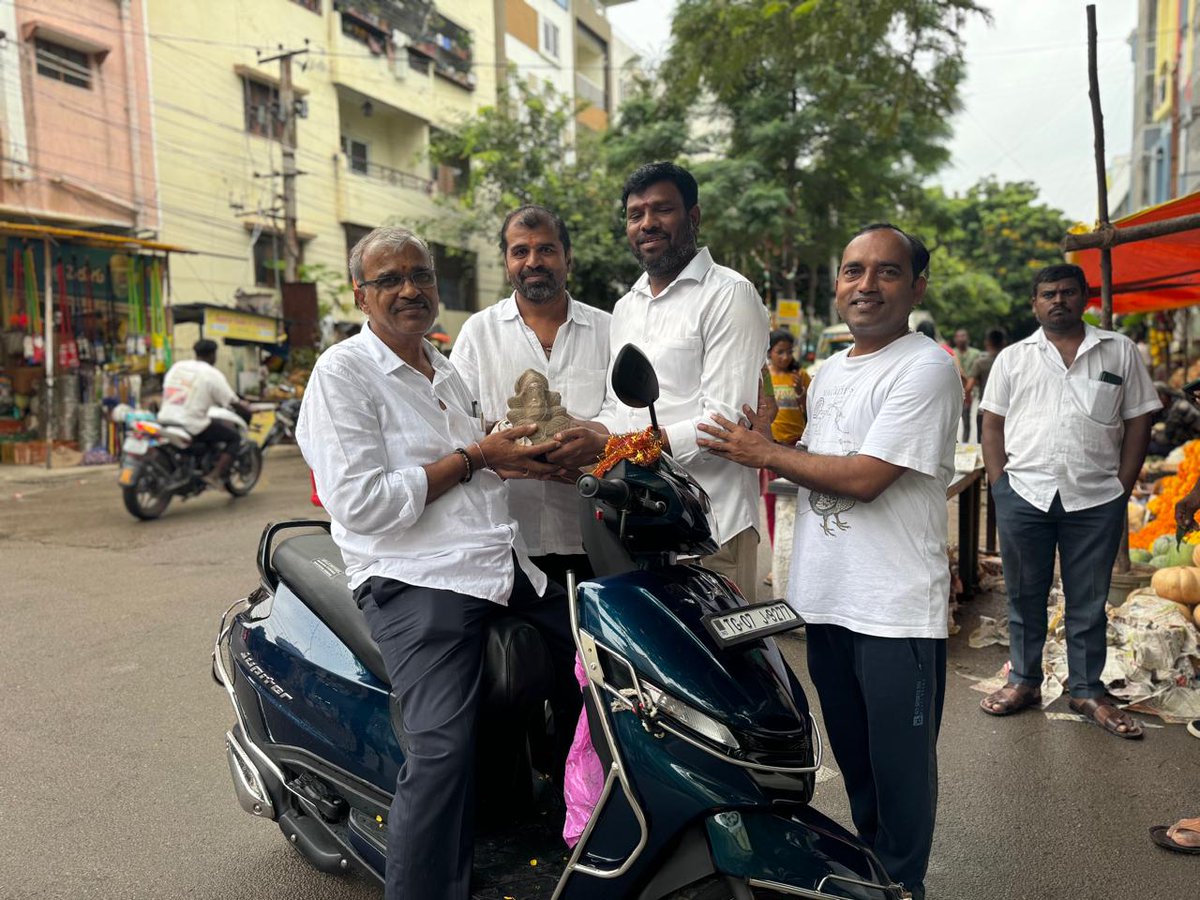 aerupula123's tweet photo. పర్యావరణాన్ని పరిరక్షించడం లక్ష్యంగా మట్టి గణపతి విగ్రహాల ఉచితంగా పంపిణీ. @ManaManikonda @PrakashGoudMLA @DrRanjithReddy https://t.co/pnuEAGmr8J