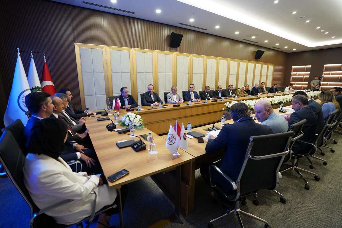 Toplumun en hassas kesimlerine büyük bir özveriyle hizmet veren Aile ve Sosyal Hizmetler Bakanlığına bağlı kurumlarda görev yapan sosyal hizmet emekçilerimizin yeni dönem toplu iş sözleşmesini imzaladık. 

Bugün aslında sadece bir sözleşmeye imza atmadık;  Aile ve Sosyal