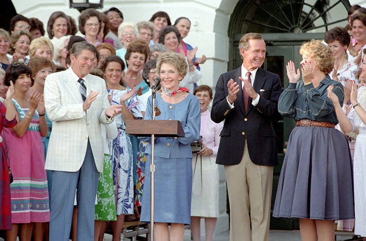 Reagan_Library's tweet image. #OnThisDay in 1984, #NancyReagan, #PresidentReagan, Vice President George H.W. Bush, and Maureen Reagan spoke at a reception and barbecue for women appointees in the administration in honor of Women’s Equality Day on the South Lawn.
catalog.archives.gov/id/276563929