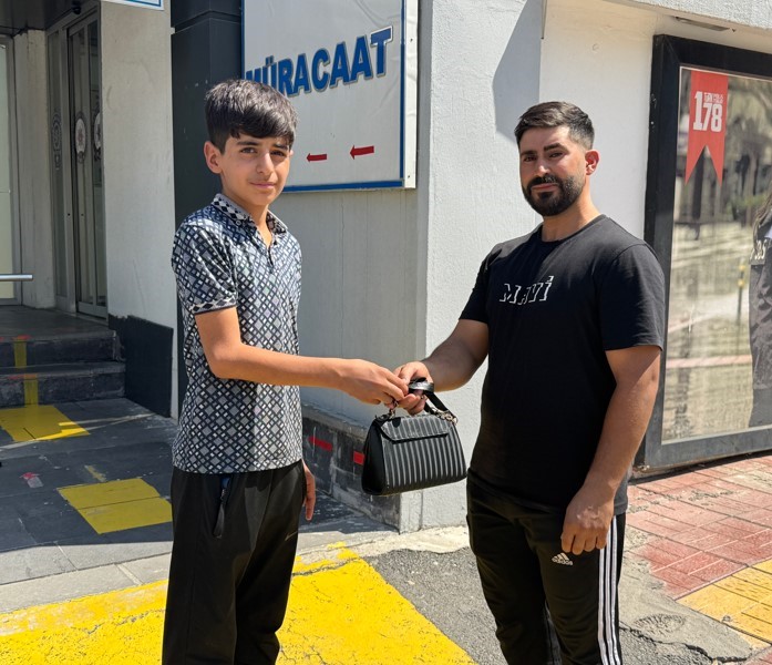 onedio's tweet photo. Batman’da 15 yaşındaki Ömer Çoban, çöplerin yanında yaklaşık 1 milyon 600 bin lira değerinde altın buldu.

📌 Ömer, bulduğu altınları emniyete teslim etti. https://t.co/R7xRMHtND2