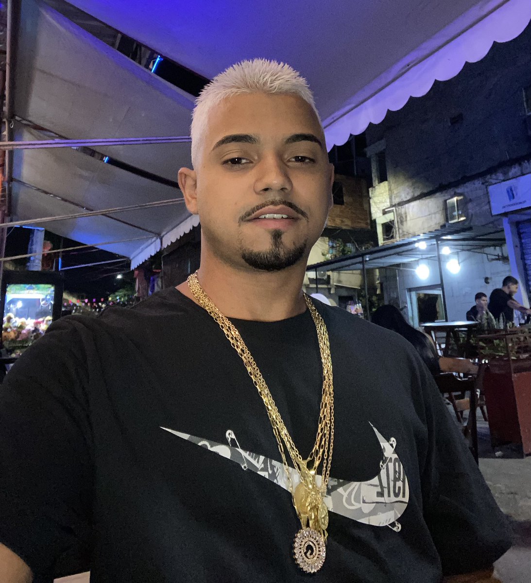 👨🏽‍🦳🤳🏾