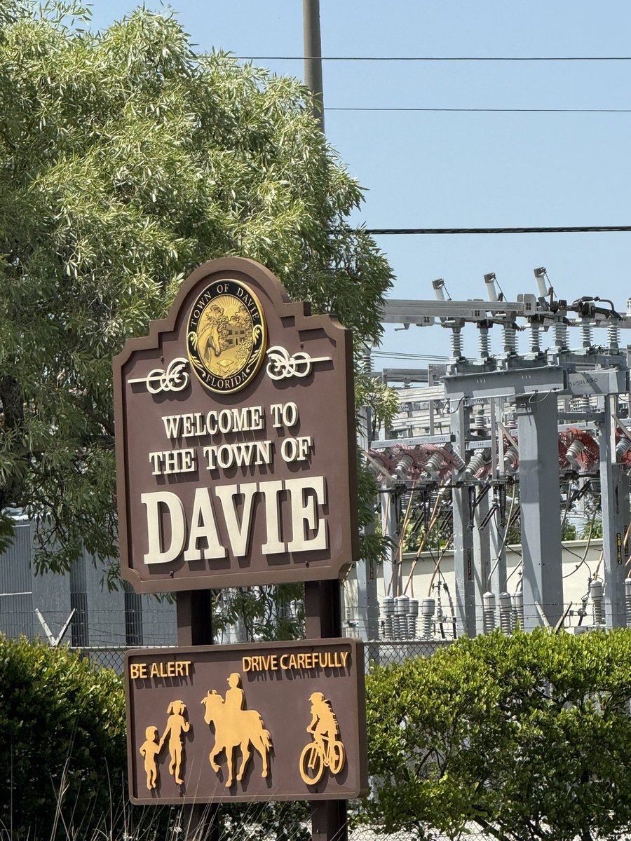 ManOfTheLibrary's tweet image. Bye for now Miami…✌️ #LivingLibrary 📚