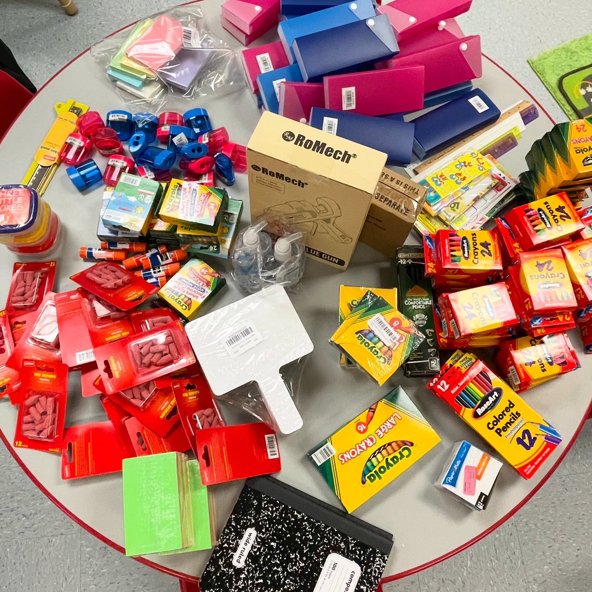 Gloria (@gloriajcsl) on Twitter photo Thank you <a href="/FarmlandPTA/">Farmland PTA</a> for collecting and donating these #schoolsupplies from our wishlist for our teachers as they start a new school year! 🤗🫶 <a href="/HHESHUSKIES/">HHESHUSKIES</a> #backtoschool #communitypartners <a href="/CSconnect_MCPS/">MCPS Community Schools Team</a> Thank you <a href="/FarmlandPTA/">Farmland PTA</a> for collecting and donating these #schoolsupplies from our wishlist for our teachers as they start a new school year! 🤗🫶 <a href="/HHESHUSKIES/">HHESHUSKIES</a> #backtoschool #communitypartners <a href="/CSconnect_MCPS/">MCPS Community Schools Team</a>