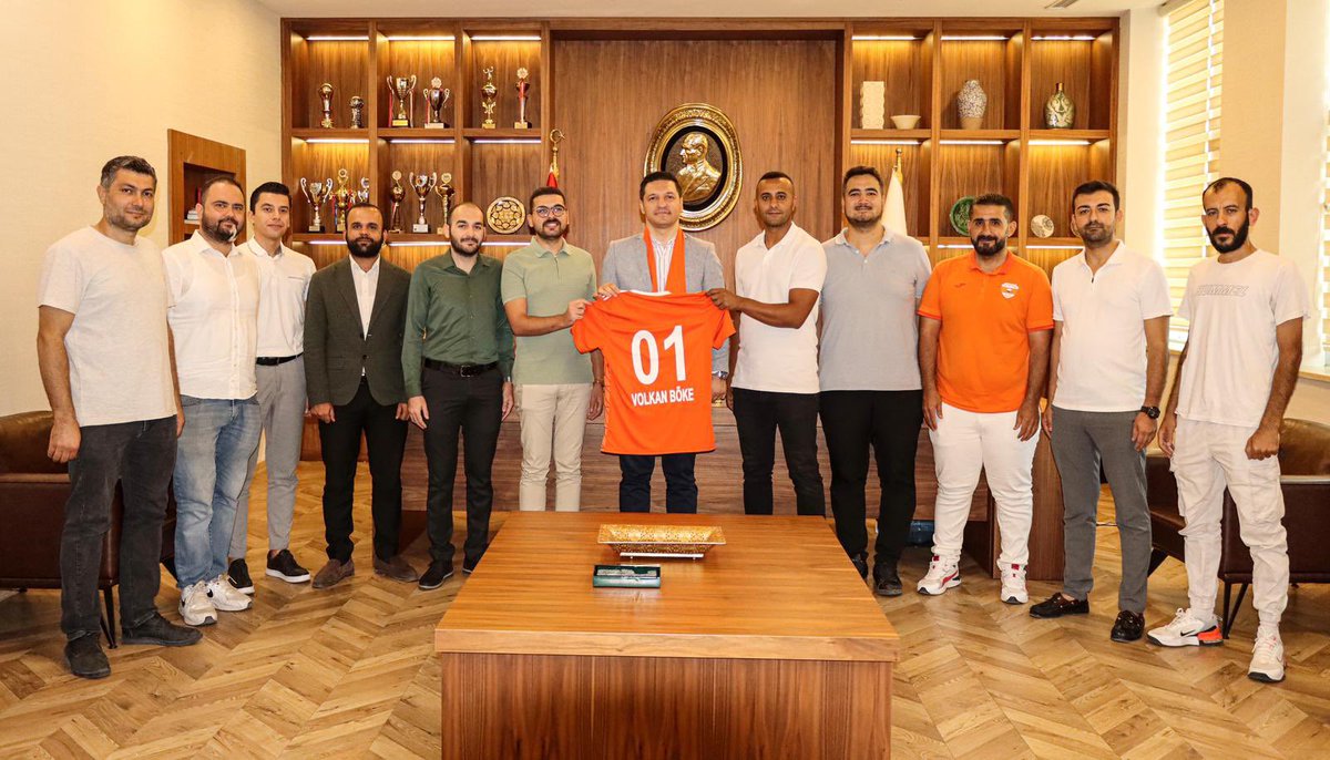 Turbeyler Grubu temsilcileri ile birlikte Adana Baro Başkanımız Sn. Volkan Böke’yi makamında ziyaret edip Adanaspor forması takdim ettik. Camiamızın son günlerde yaşadığı çalkantılı ve zor günlerde desteklerini esirgemeyen "Adanaspor ve Adanaspor taraftarının her zaman yanında