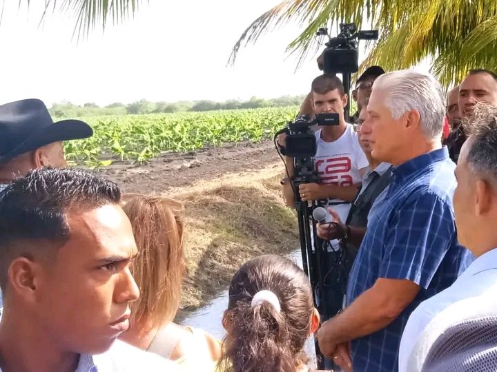#ProvinciaGranma -Presidente de #Cuba <a href="/DiazCanelB/">Miguel Díaz-Canel Bermúdez</a> recorre lugares de interés económico y social de #Bayamo.
Acompañan a Díaz-Canel,  <a href="/YudelkisOrtizB/">Yudelkis Ortiz Barceló</a>  primera secretaria del Partido en Granma, y la gobernadora <a href="/YanetsyTerry/">Yanetsy Terry Gutiérrez</a> #UniversidadDGranma <a href="/BuenoF_Narcy/">Narcy Margarita Bueno Figueras</a> <a href="/wcastrovilla/">wilfredo manuel cast</a>