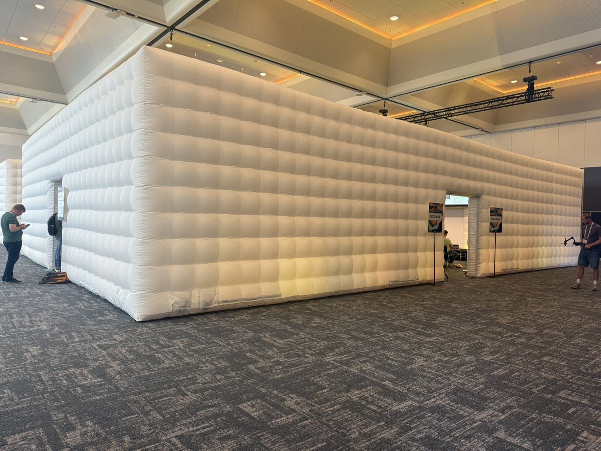 KadiGrigg's tweet image. Gave a talk in a bubble today 🫧 #opensourcesummit