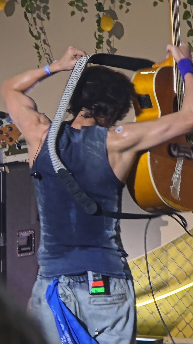 엌ㅋㅋㅋㅋㅋㅋ어깨에 피크 찰싹붙어있다 ㅋㅋㅋㅋㅋㅋ