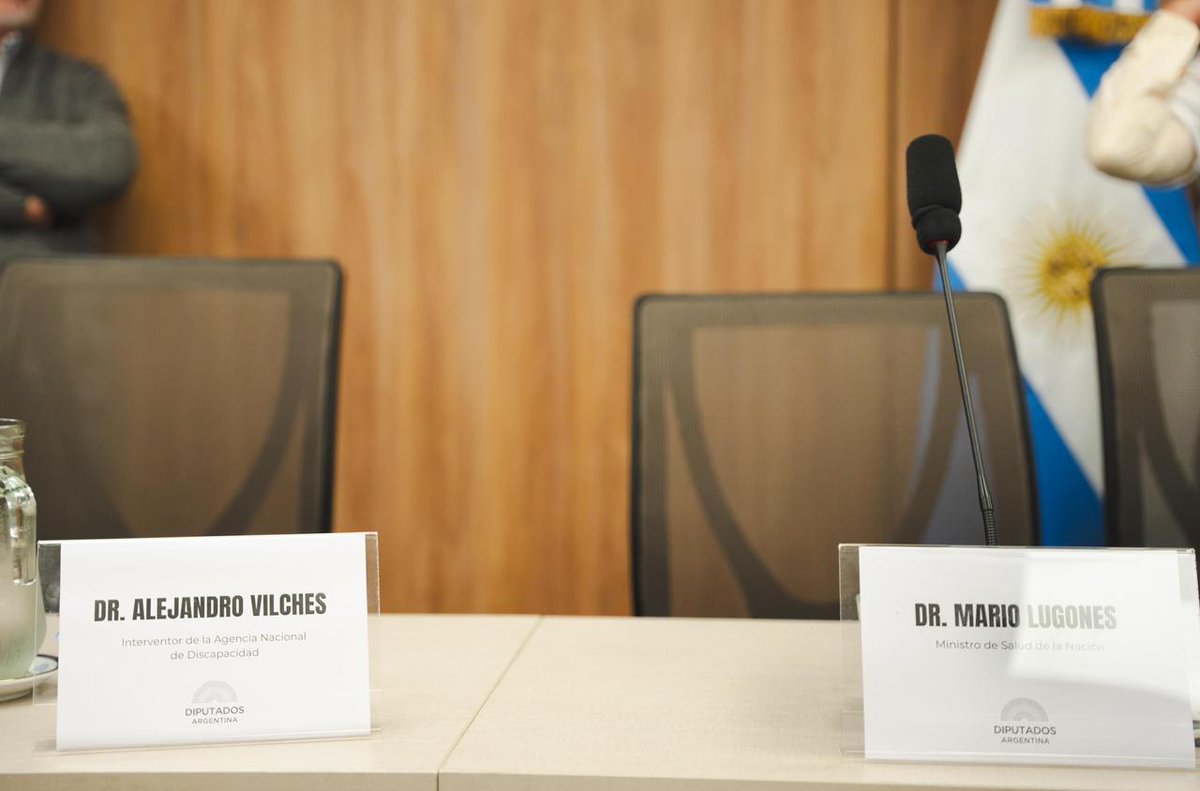 Impresentables. 
Hoy en Diputados no se presentaron ni el Ministro de Salud, Mario Lugones, ni el interventor de la Agencia de Discapacidad, Alejandro Vilches. 

Es lamentable que no den la cara para responder ante el escándalo de coimas por parte del ex titular de ANDIS, Diego