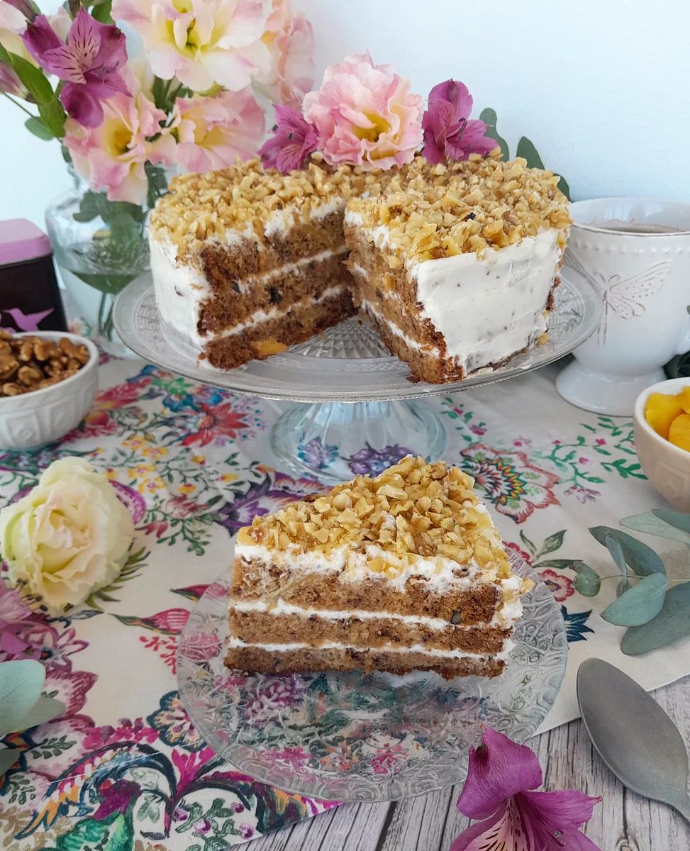 Hummingbird cake 🌸
Tarta con origen jamaicano de banana y piña. Especiada y con frutos secos, la receta viajó hasta norteamérica.

Se llama colibrí porque según la leyenda, los colibríes revoloteaban alrededor de la tarta atraídos por su dulzor.
Receta 👇
fresasconchocolatee.blogspot.com/2025/08/tarta-…