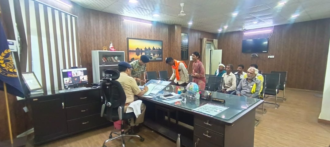 जनसुनवाई कार्यक्रम का किया गया आयोजन

 जिले के समस्त अनुविभागीय अधिकारी एवं थाना प्रभारी/चौकी प्रभारी को ऑनलाईल वीडियो कॉन्फ्रेंस के माध्यम से शिकायतो का त्वरित निराकरण करने हेतु दिशा निर्देश दिये
@DGP_Mp <a href="/igpsagarzone/">IG Sagar Zone</a> <a href="/MPPoliceDeptt/">Madhya Pradesh Police</a> <a href="/DIGCHHATARPUR/">DIG CHHATARPUR RANGE</a>  <a href="/CMMadhyaPradesh/">Chief Minister, MP</a>