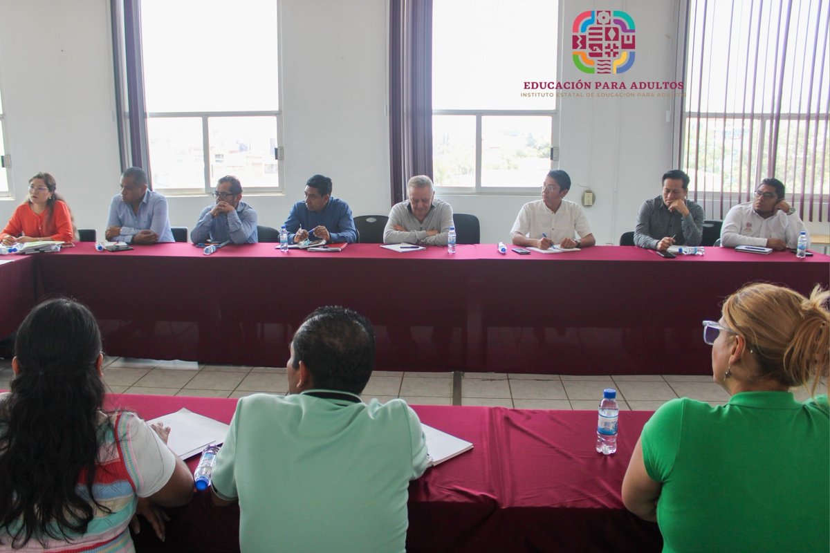La directora general del #IEEAOaxaca <a href="/JuanaAguilarXXV/">Juana Aguilar</a>, sostuvo una reunión de trabajo con las y los jefes de las diferentes áreas, con el fin de darle seguimiento a las diferentes actividades que hay en puerta y combatir el rezago educativo.
<a href="/salomonj/">Salomón Jara Cruz</a>