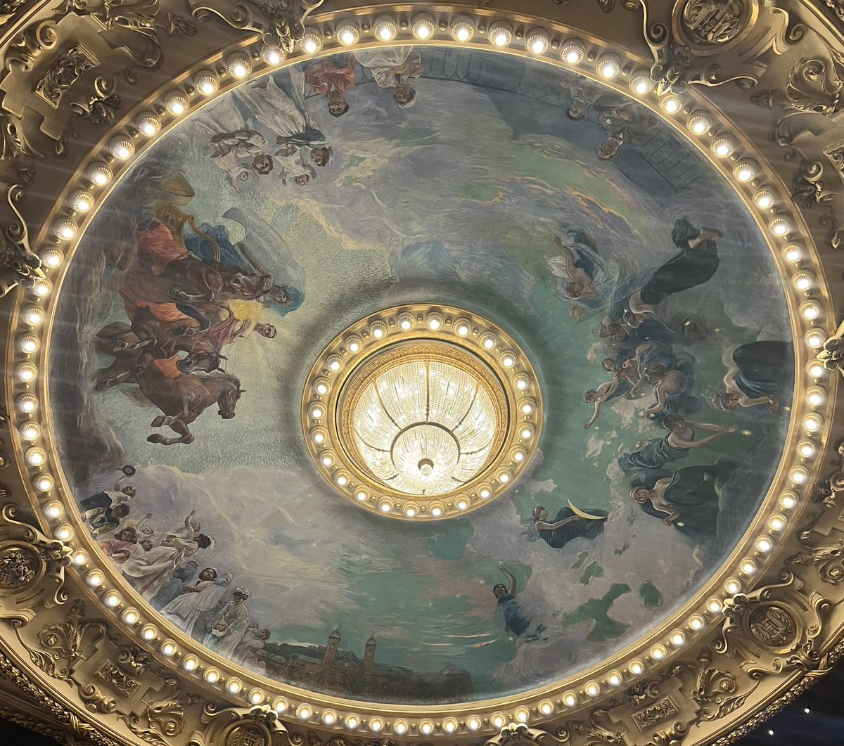 Donostiako Musika Hamabostaldiaren azken txanpaz gozatzen. Gaurkoan, <a href="/CoroEaso/">coro EASO abesbatza</a>|k ekoitzitako Nizugu opera izango dugu eszenan. Victoria Eugenia antzoki zoragarria bisitatzea, aitzakia edozein dela ere, beti da plazer hutsa!

<a href="/QuincenaMusical/">Musika Hamabostaldia - Quincena Musical</a>