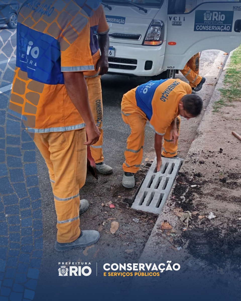 💧 Hoje, nossa equipe da Secretaria de Conservação esteve na Av. Rei Pelé para manutenção: trocamos grelhas danificadas, repusemos as furtadas e abrimos as que estavam travadas. A ação garante o escoamento da água, previne alagamentos e mantém a via segura. 💙 #Conservação