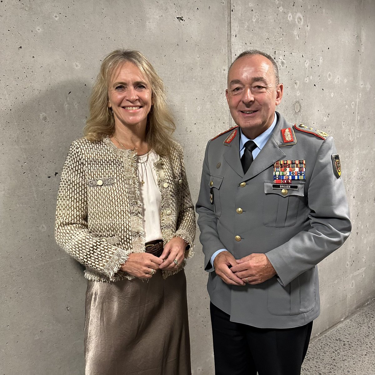Delighted to meet with 🇩🇪Chief of Defence, General Carsten Breuer <a href="/BundeswehrGI/">General Carsten Breuer</a>, on his first visit to Iceland. Meaningful discussion on the security situation in the North Atlantic and Arctic, and our strong bilateral relationship, including in the field of security and defence.