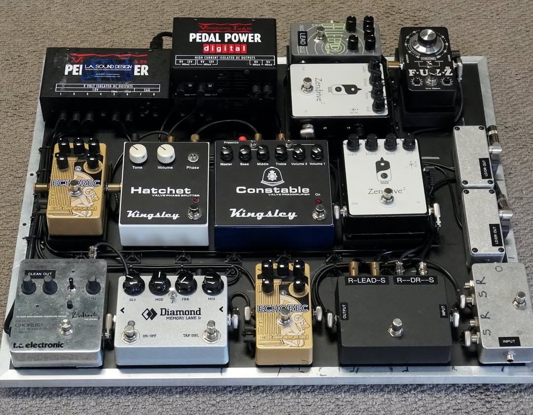 Voodoo_Lab's tweet image. A master-crafted pedalboard by @lasounddesign for preeminent tone connoisseur @officialericjohnson.
.
.
.
#poweredbyvoodoo #voodoolab #geartalk #gearnerds #gearpassion #pedalboard #pedalpower #cleantone