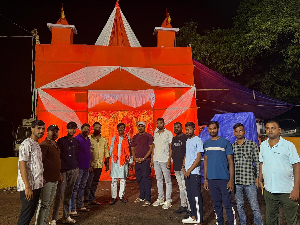ॐ महागणपतये नमः

चल रहा हूं धूप में तो विनायक तेरी छाया है,
शरण तेरी सच्ची है, बाकी सब मोह माया हैं।

वीर भगत सिंह फैंस क्लब, बजरंगनगर के भव्य गणेश पूजा पंडाल का उद्घाटन किए।

भगवान गणेश सभी को सुख, समृद्धि, धन, वैभव और शांति का आशीर्वाद प्रदान करे।

उद्घाटन कार्यक्रम में विपिन