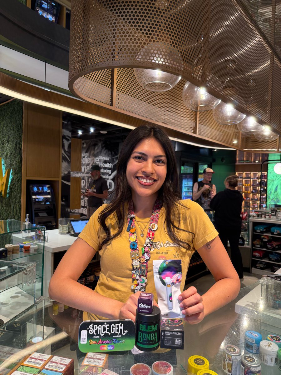 marchandash__'s tweet photo. 🌿 Meet Martelle, one of our amazing leads at Mission Valley! With over 4 years at March and Ash, she’s brought her expertise from City Heights to Imperial Valley — and now helps guide our Mission Valley community.

From tasty picks and on-the-go favorites to the perfect wind-down, Martelle knows just what to recommend. Her secret to the perfect plant experience? Good music and a comfortable space to enjoy it in.

Next time you’re in Mission Valley, stop by and let Martelle share her top recs with you!😉✨