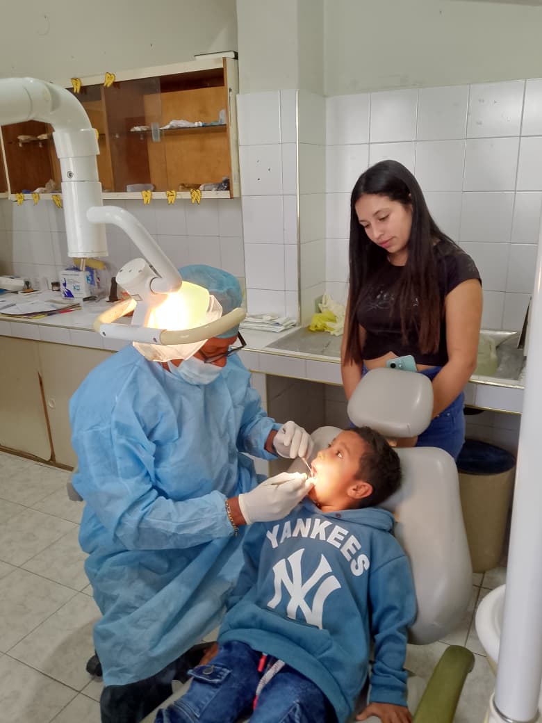 BMC_TRUJILLO's tweet photo. Dr Albino Horta, realizando atención odontologíca en los Cerrillos, pertenecientes al Centro de Diagnóstico Integral Alan Delfín del municipio Valera. Estado Trujillo.
#CubaPorLaVida #CubaCooperave https://t.co/qhY3BQJIds