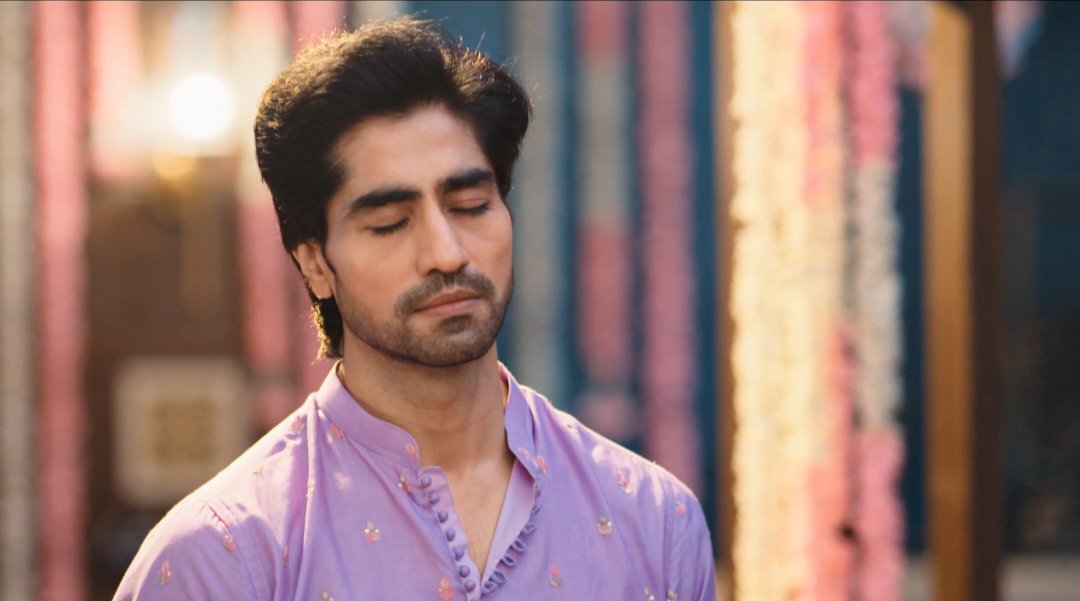 2850Aastha's tweet photo. That pain of seeing your love getting engaged to someone else...what a beautiful performance Harshadd! He didnt utter a word yet his feelings were conveyed so perfectly 👌he's so effortless with this eye things, always! He dosent needs dialogues.💯👏 #HarshadChopda
#balh4 https://t.co/D28xQssZR5