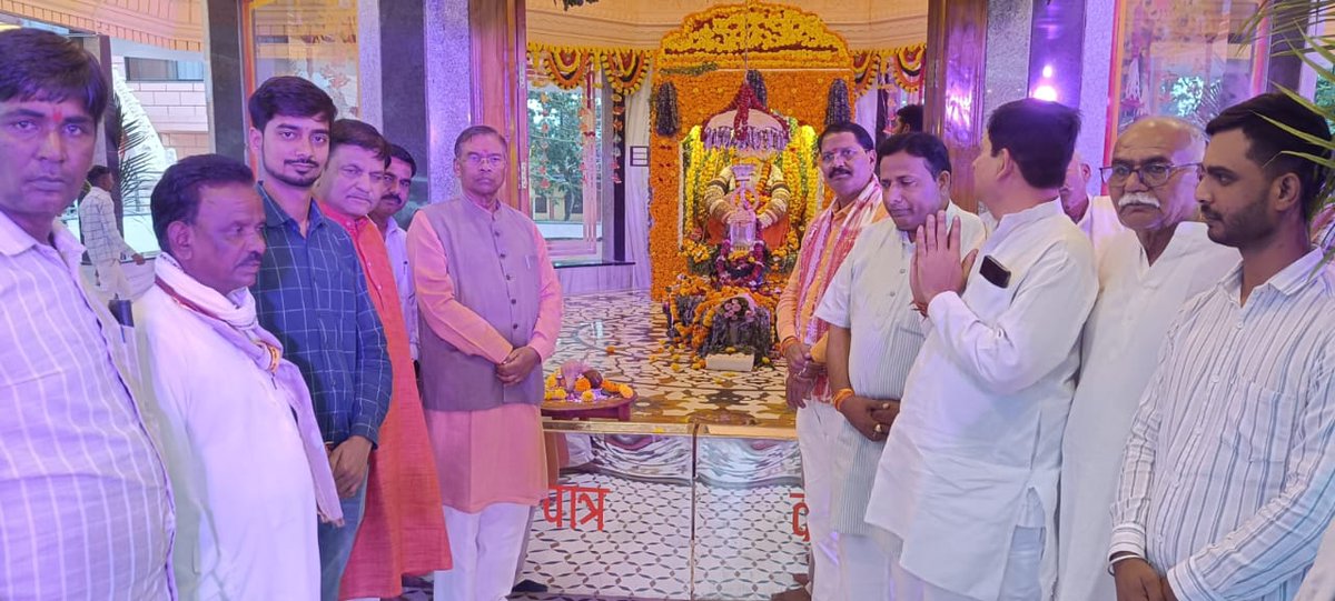fskulaste's tweet photo. आज झोतेश्वर में द्विपीठाधीश्वर श्रद्धेय जगद्गुरु शंकराचार्य ब्रह्मलीन स्वामी स्वरूपानंद सरस्वती जी महाराज की तिथि अनुसार 101वीं जयंती के अवसर पर भगवती राज राजेश्वरी त्रिपुर सुंदरी माई एवं पूज्य गुरुदेव के चरणों में श्रद्धासुमन अर्पित कर पूजा-अर्चना की। https://t.co/0UK9IbnxZb