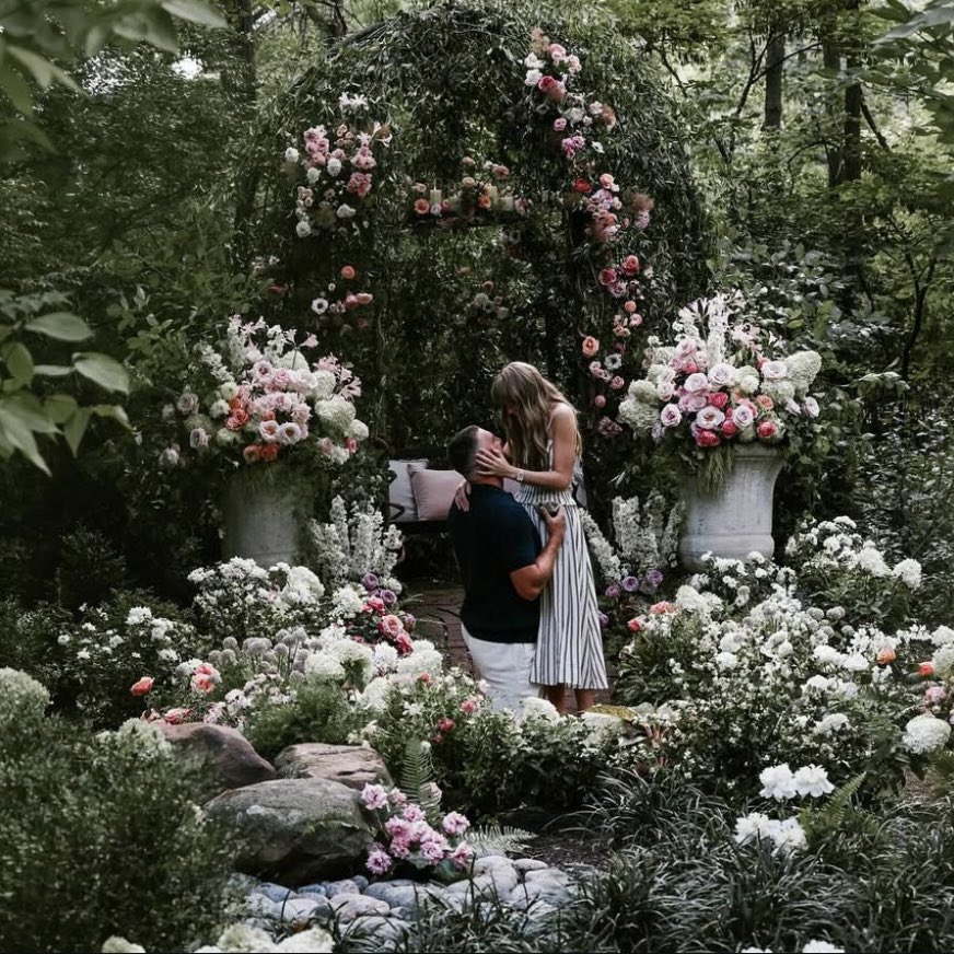 BBQChiefs's tweet image. TRAVIS AND TAYLOR ARE GETTING MARRIED ❤️💛🫶💍