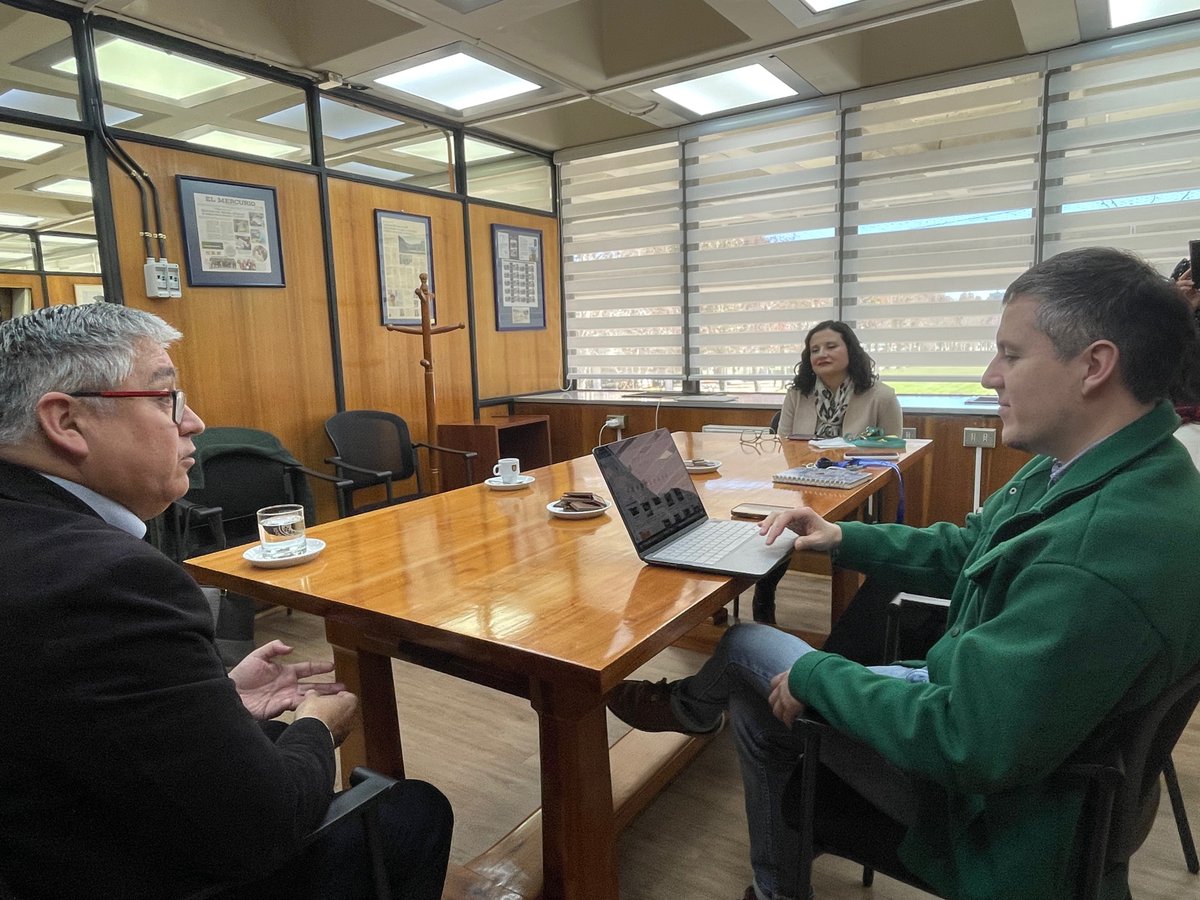 UdecBibliotecas's tweet photo. #Vinculación📸. Este martes, integrantes del equipo de #BibliotecasUdeC sostuvieron una reunión con representantes de #Corcudec🎻🎶, con el objetivo de desarrollar futuras iniciativas conjuntas para la comunidad universitaria y externa. https://t.co/5VScimBAME