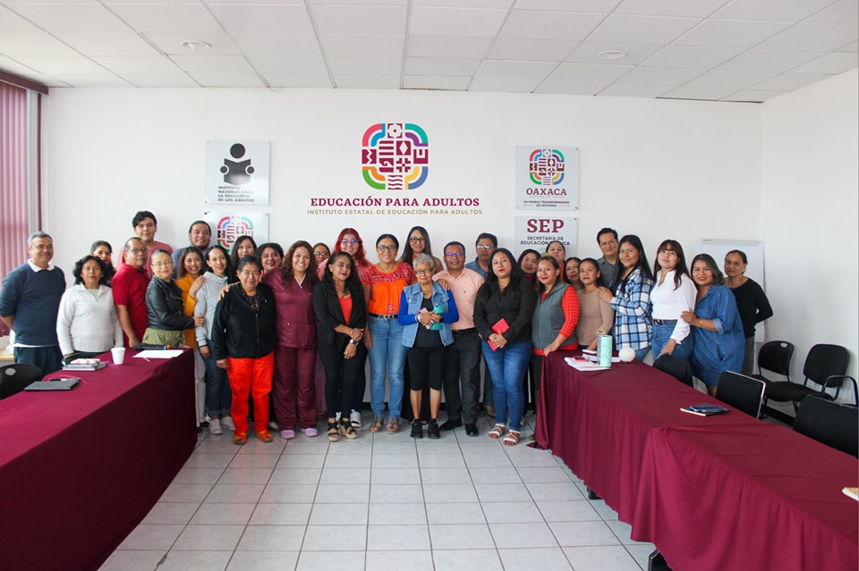 En el marco del día naranja, la directora general del #IEEAOaxaca <a href="/JuanaAguilarXXV/">Juana Aguilar</a>, estuvo presente en la charla denominada "El Autocuidado" moderada por la Dra. Karina Ely Castillo Meléndez y organizada por la Unidad de Igualdad de Género y el  SNTEA Sección XX.
<a href="/salomonj/">Salomón Jara Cruz</a>