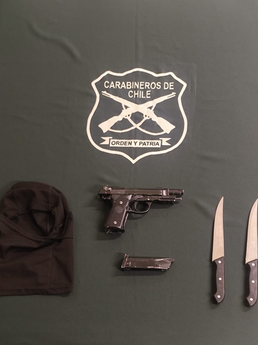 🚨 Personal de la 21ª Comisaría Estación Central detuvo a 3 adolescentes en terminales de buses, quienes portaban armas blancas y un arma de fuego para la consumación de delitos. Gracias a la rápida acción policial, se logró su incautación. 👮‍♂️🔒 #CarabinerosDeTodos #Seguridad