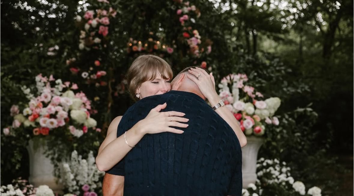 TheWeeLittleZ's tweet photo. #TaylorSwift is officially engaged to Travis Kelce! https://t.co/lC6os0nVWB