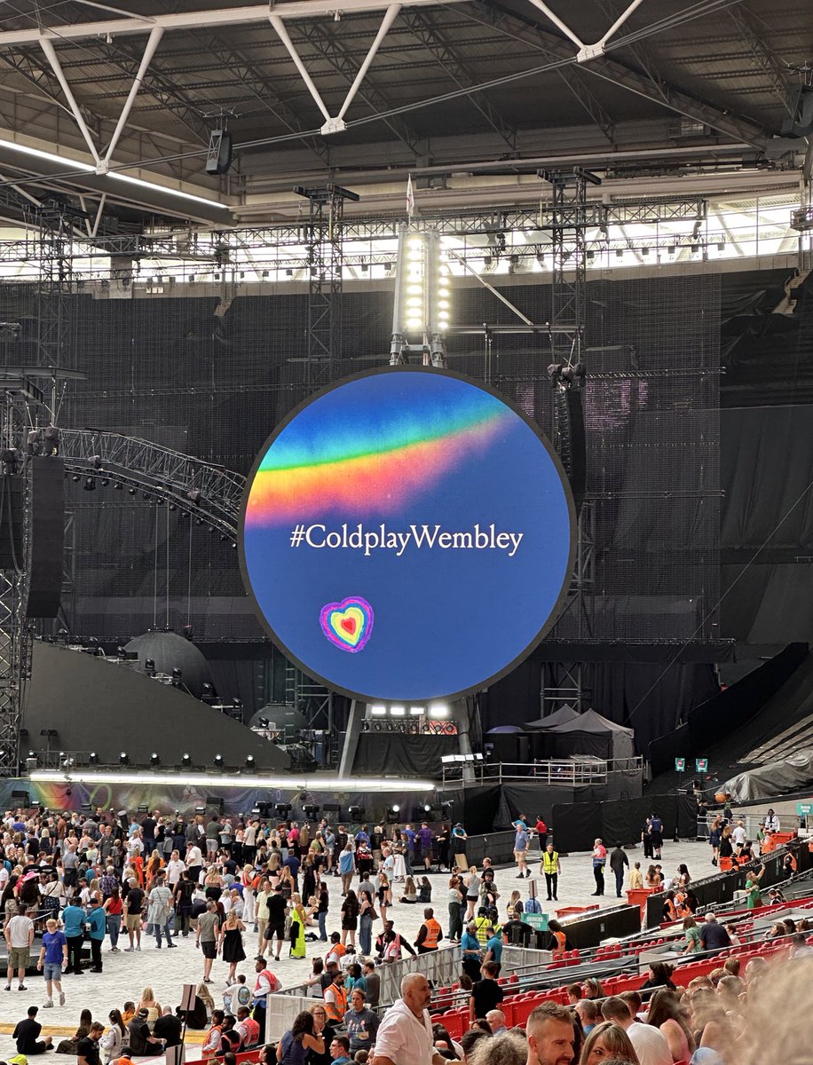 edurne91's tweet photo. ¡Es hoy, es hoy! Mi séptimo concierto con la compañía más especial @MsMartxi @Jordieleje y 🐣🥹🥰 #ColdplayWembley https://t.co/xmFGCuoBhU