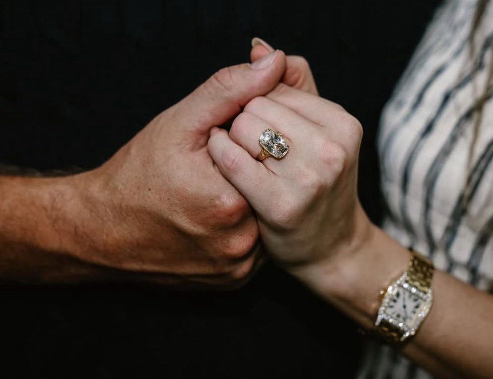 taylor's engaged oh my god her ring is soooo taylor-coded too 😭