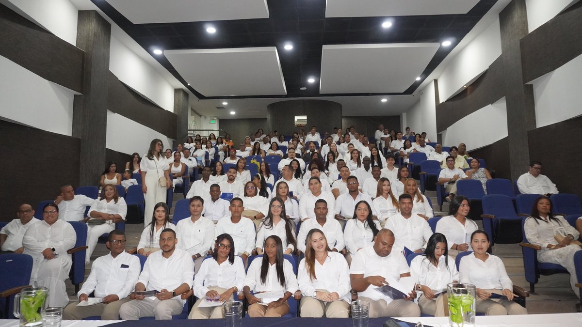 ⚖️🎓 En el Auditorio Augusto Covo se realizó la Toma de Juramento 2025-2 de Derecho 💙. Los estudiantes recibieron el Decálogo del Abogado, asumieron compromiso ético y se reconoció a Justimery Díaz y Angie Ascanio por su excelencia académica.