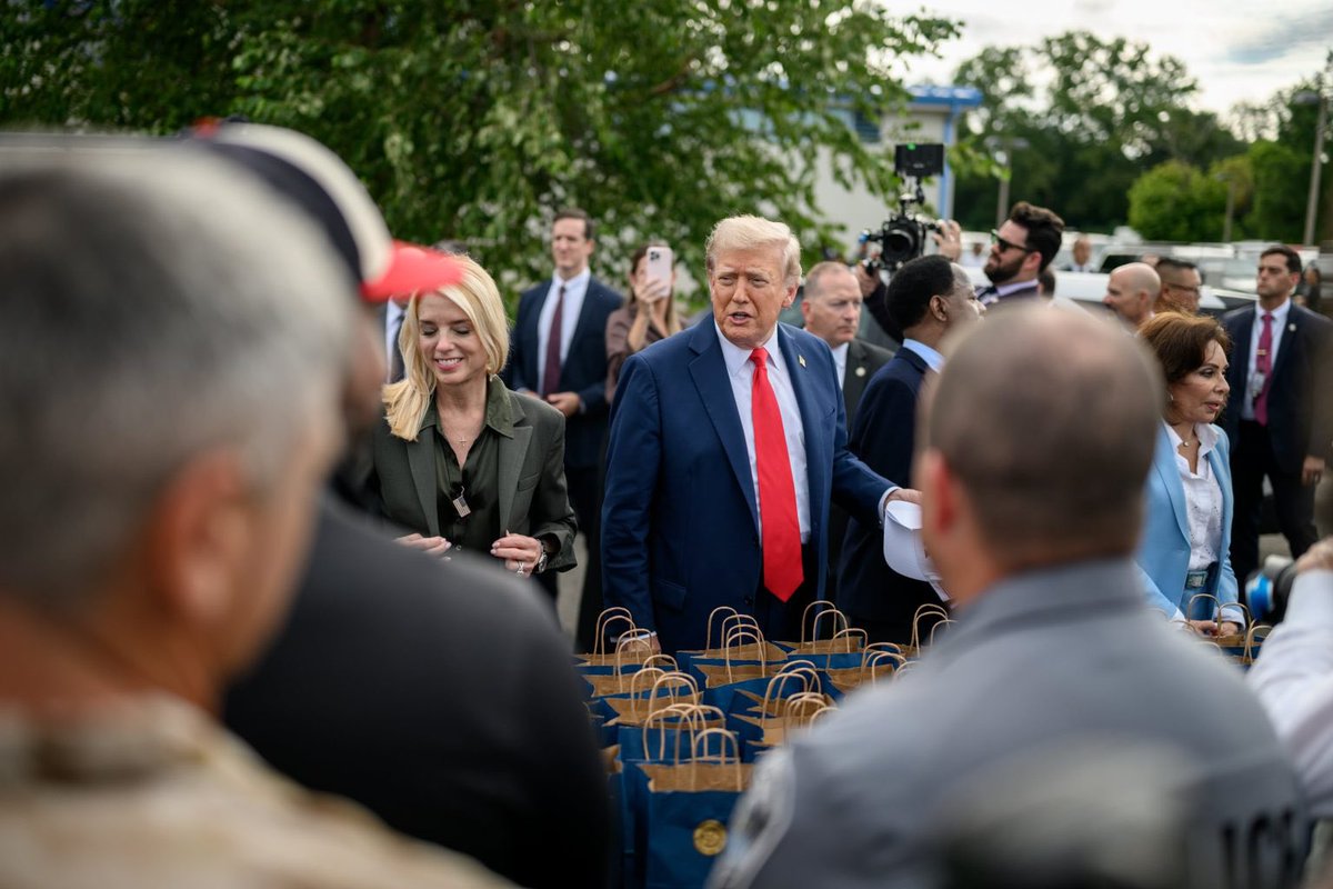 Trump emite orden ejecutiva para proteger la bandera de EE.UU. 🇺🇸🇺🇸🇺🇸

progresohispanonews.com/2025/08/26/tru…