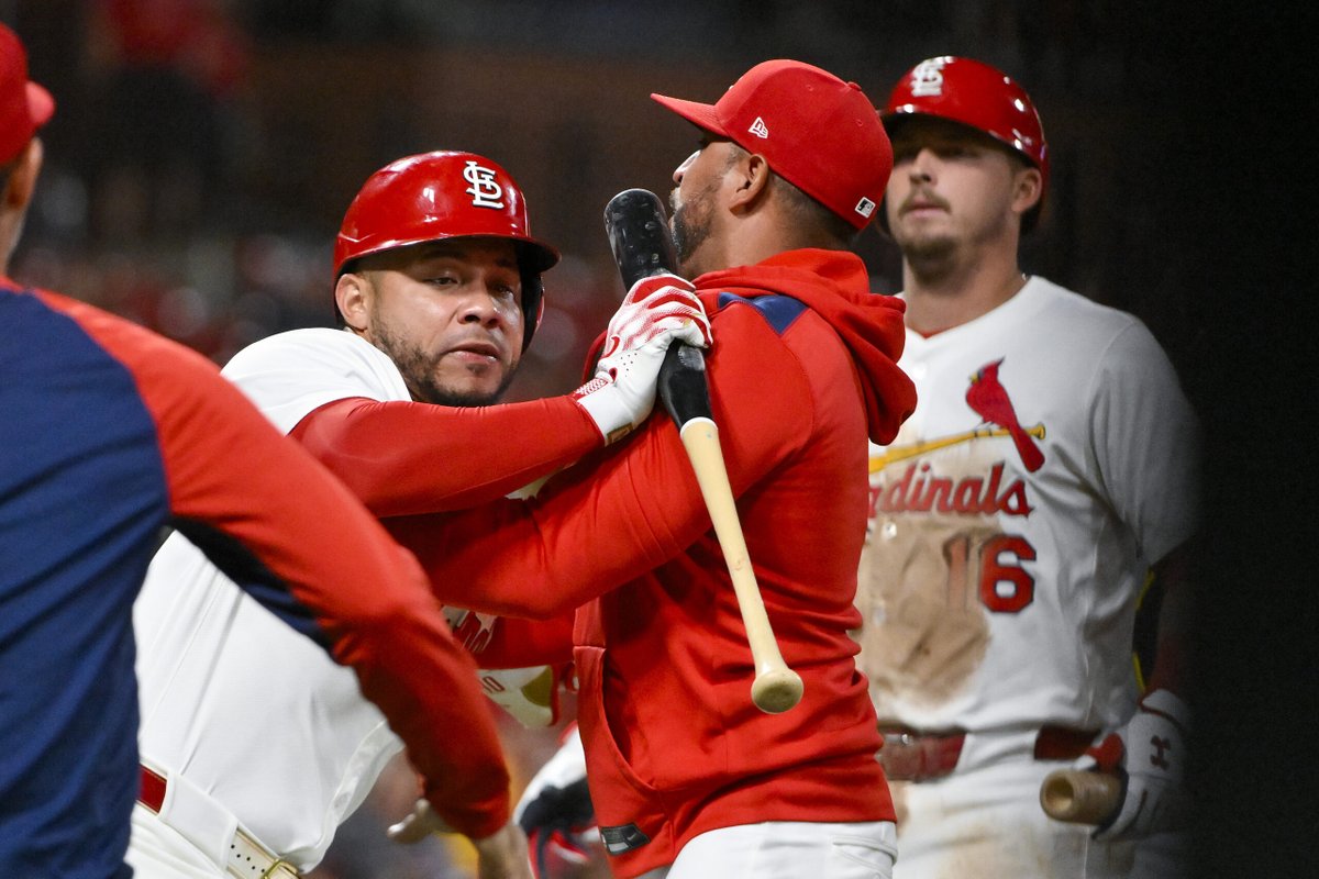 Willson Contreras encara a umpire y golpea a coach con su propio bate