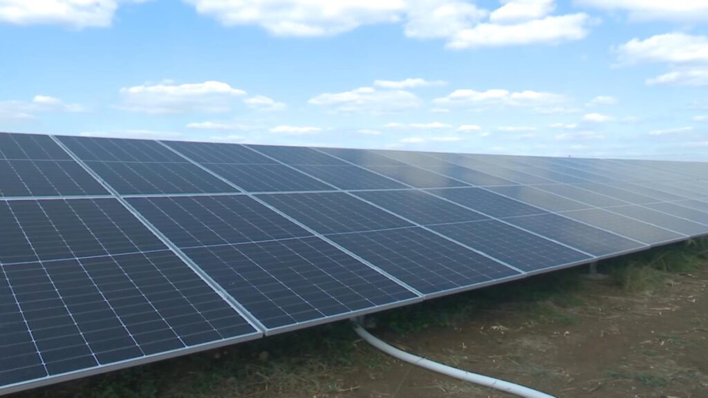 ☀️| Cuba cuenta con 25 parques solares fotovoltaicos sincronizados al SEN que, al mediodía, tienen una participación importante en la generación con más de 500 MW de potencia máxima, comentó el ingeniero Mario Castillo, director adjunto de la Unión Eléctrica, a Granma.