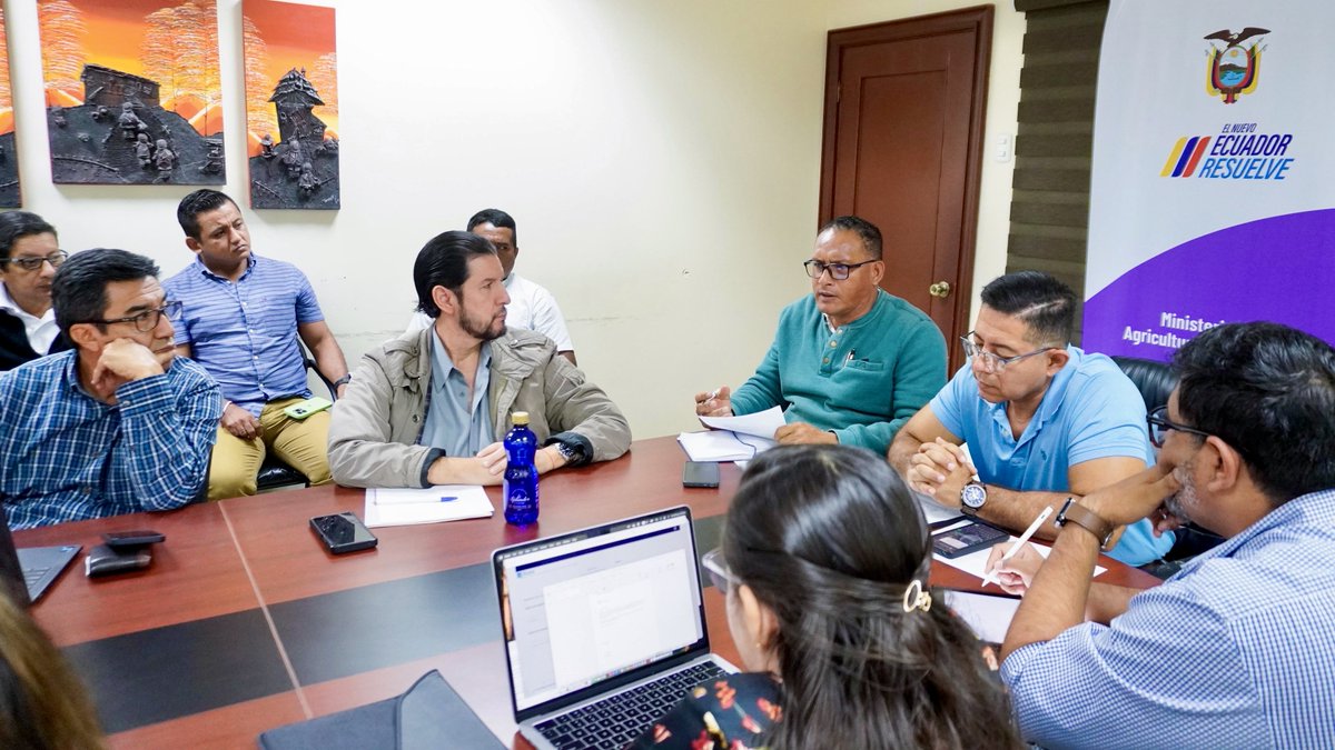 AgriculturaEc's tweet photo. #Guayas | ¡Cada semilla certificada es una promesa de una buena cosecha!

En una Mesa de diálogo junto a @AgrocalidadEC, @INIAPECUADOR y aliados estratégicos del sector privado, @InnovAgroEcua, @Ecuasem y el #ClústerArrocero se planificaron acciones conjuntas para controlar la presencia de plagas en arroz: 

1.⁠ ⁠Incentivo de #BPA Buenas Prácticas Agropecuarias. 
2.⁠ ⁠Uso de semilla certificada.
3.⁠ ⁠Acceso a seguro agrícola.
4.⁠ ⁠Campaña de sensibilización a todos los productores de arroz de #LosRíos y #Guayas. 

#ElNuevoEcuador